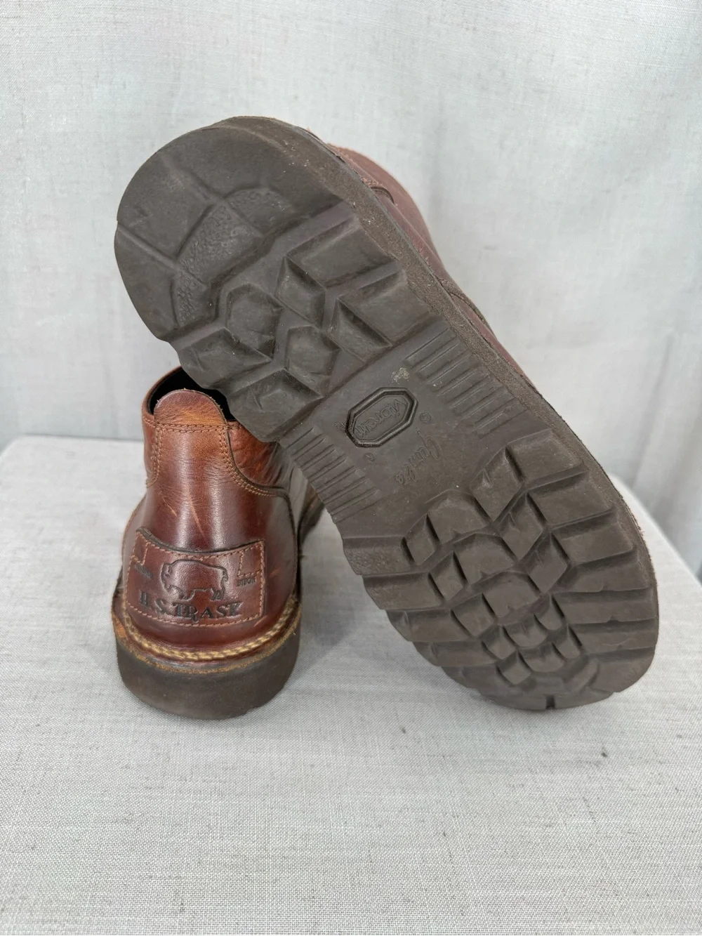 H.S. Trask Classic Chukka Boot 3248 Size 9 Rich Brown Leather Vibram Sole